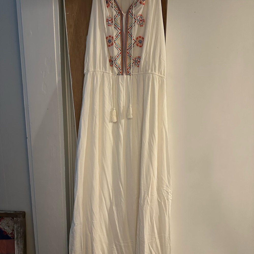 Embroidered off-white Maxi Dress size 14/16 NWT